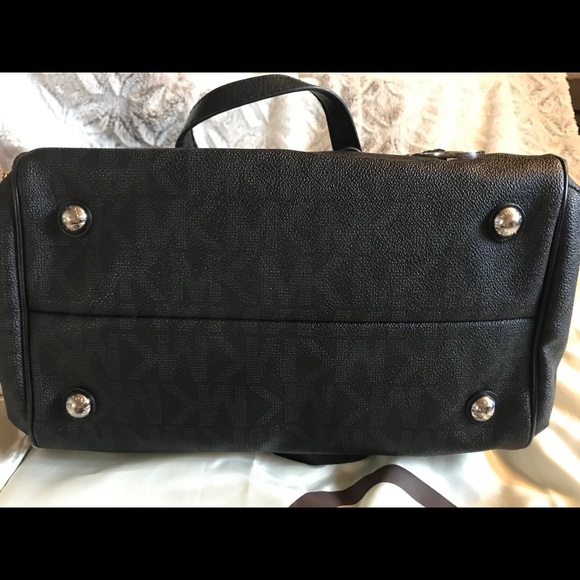 **SALE** Authentic Michael Kors large signature tote & wallet - Picture 3 of 12